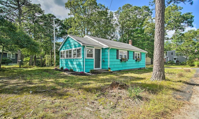Buzzards Bay Maison | Buttermilk Cottage in Cape Cod: Steps to Beach