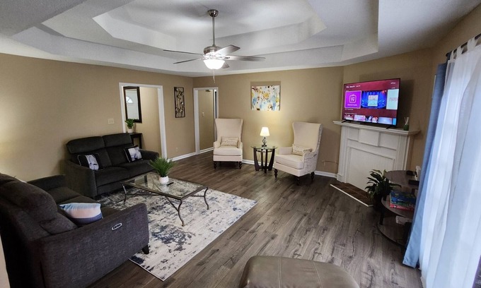 Clarksville Maison | Butternut Palace-Pet Friendly-Sleep 6