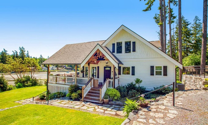 Grapeview Maison | Buzz & Christa's Beach House