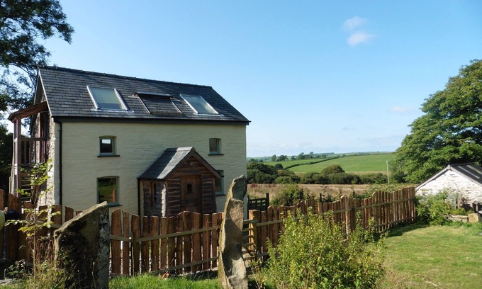 Crymych Cottage | Bwthyn Bran, chalet confortable à 1 lit situé au bord des collines de Preseli. Animaux acceptés