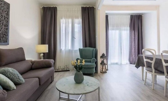 Les Corts Appartement | BY DAYS CLOSE TO FCB STADIUM, NICE & CONFORTABLE WITH A FREE PARKING SPACE
