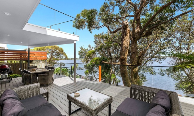 Shoalhaven Heads Maison | By The River: Grande maison de vacances avec façade sur la rivière. À quelques pas de la plage.