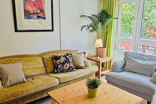 Capuchinos Appartement | Céntrico piso con 2 camas de matrimonio y parking
