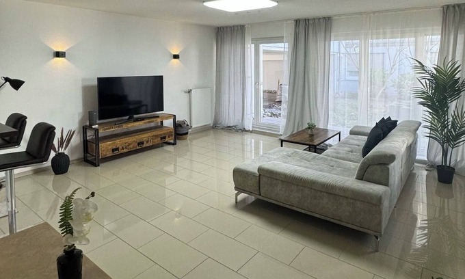 Kaiserslautern Appartement | C&V: 3 PP - 2 rooms +WLAN+Smart-TV+Boxspringbed