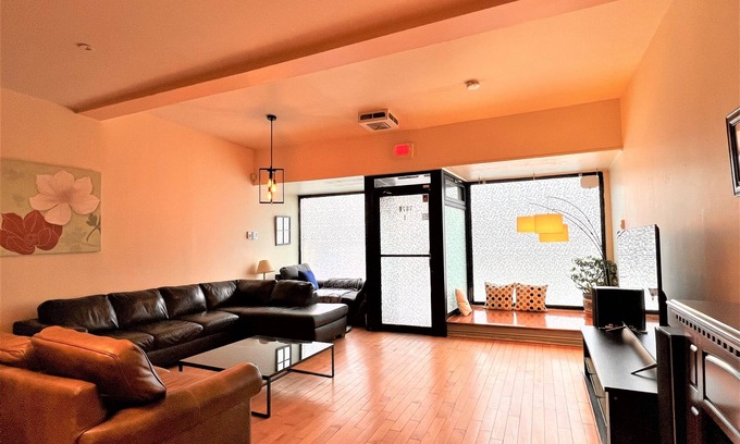 Plateau Mont Royal Maison | C12~Private Sunny Terrace~Free parking~5 Full baths~14 Beds/Sofabeds