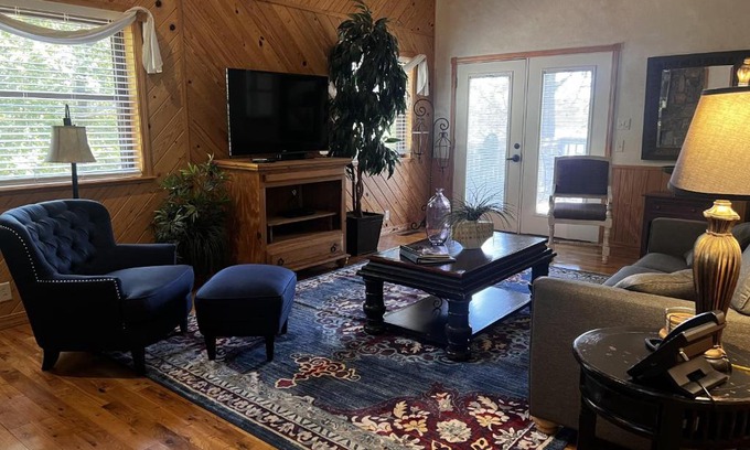 Mount Ida Maison | C18, Two bedroom, two bath log-sided loft Harbor North luxury loft cottage with hot tub cottage