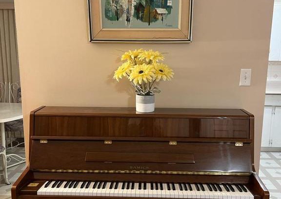 Cloverdale Maison | C2 Stylish Cozy & Lively Room - Close to amenities for up-to 3 Adults