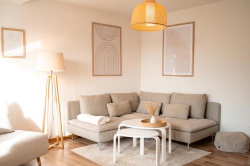 Altotting Appartement | C4S COME4STAY Altötting - 3-Zi Whg I Zentrale Lage I Parkplatz I Balkon I WIFI I SmartTV I 1 Kingsize, 1 Queensize Bett I Office Arbeitsplatz I Wohnbereich mit Couch und Essbereich I voll ausgestattete Küche I Nespresso
