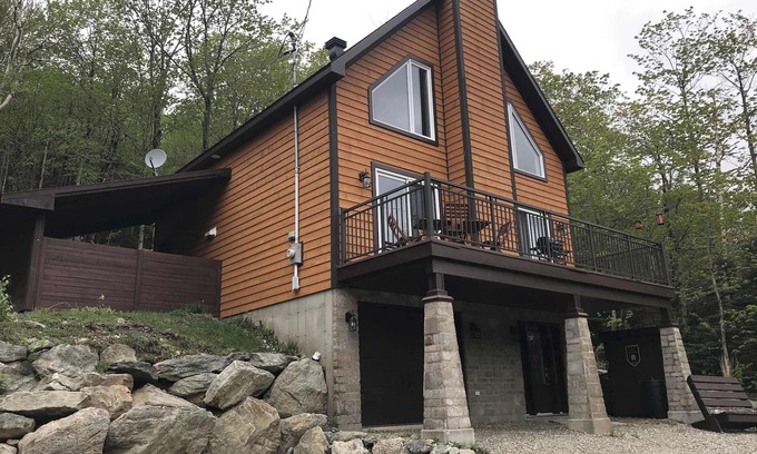 Notre-Dame-Auxiliatrice-de-Buckland Chalet De Ski | Spa, Pool table, Mountain | Chalet Avalanche