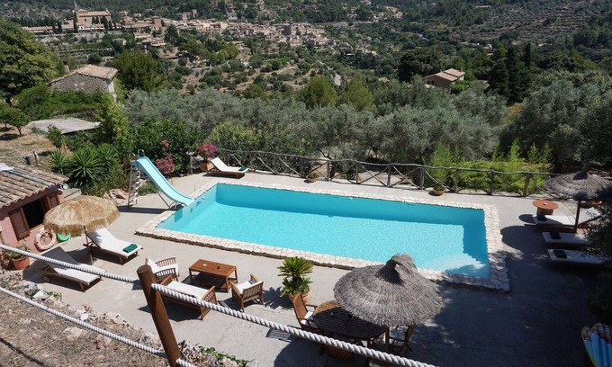 S'Arxiduc Villa | Fabuleuse villa rustique accolée à la montagne avec une vue unique