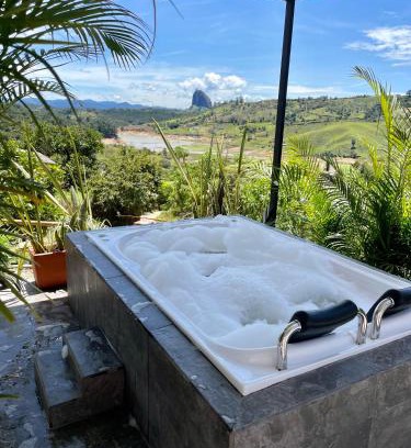 Guatape Maison | Cabaña el mirador azul