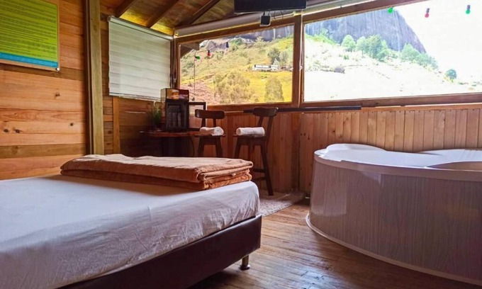 Guatape Cabine | Cabañas en Guatape con Vista Hacia La Piedra del Peñol