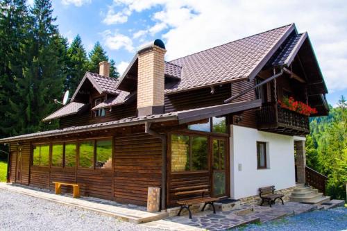 Campulung Moldovenesc Maison | Cabana din poiană