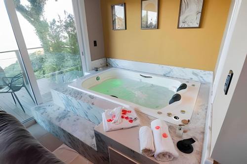 Igrejinha Maison | Cabana romântica com Jacuzzi ao lado de Gramado