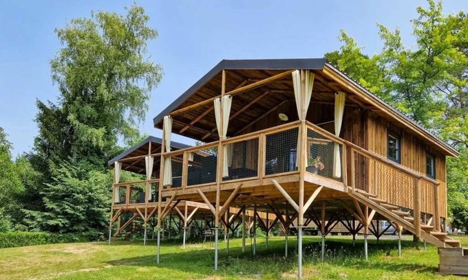 Marcillac-la-Croisille Cabine | Cabane 3 étoiles - Piscine - eeiiff