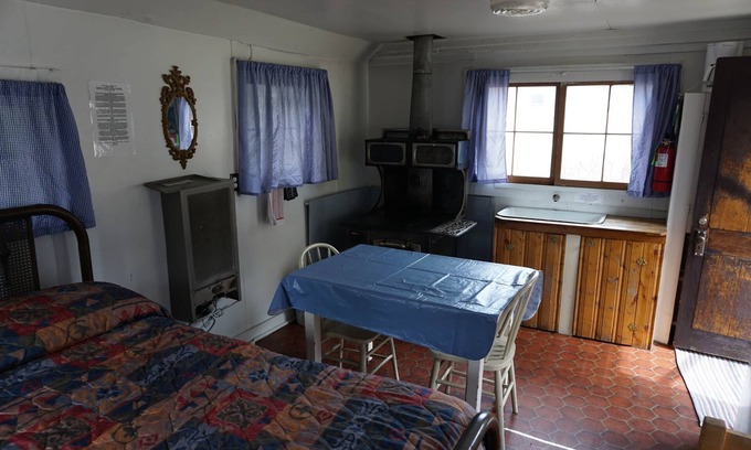 Bellvue Cabine | Cabin 1 at Sportsman’s Lodge *NOW WITH WIFI*, Rustic Cabin 1 at Sportsman's Lodge