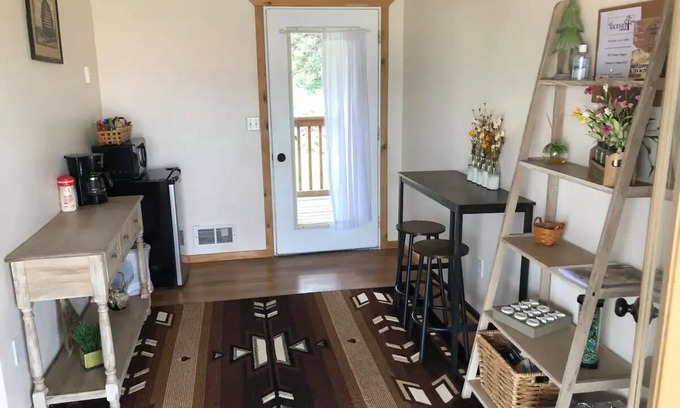 Irwin Cabine | Cabin #1 - Backyard Bunkhouse