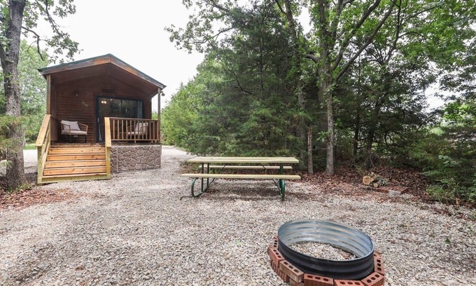 Neal Cabine | Cabin 10~ Cozy Toronto Lake Cabin ~ Walk to the Water by RedAwning
