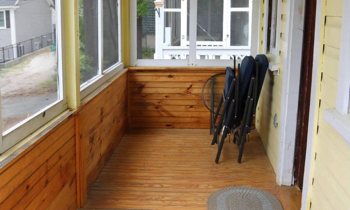 Alton Bay Cabine | Cabine n ° 2 centrale, cabine décontractée NH rustique avec véranda