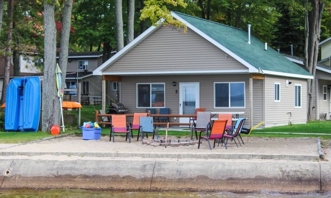 Houghton Lake Station Balnéaire | Cabin 5 - Cozy 3-bedroom lakefront.