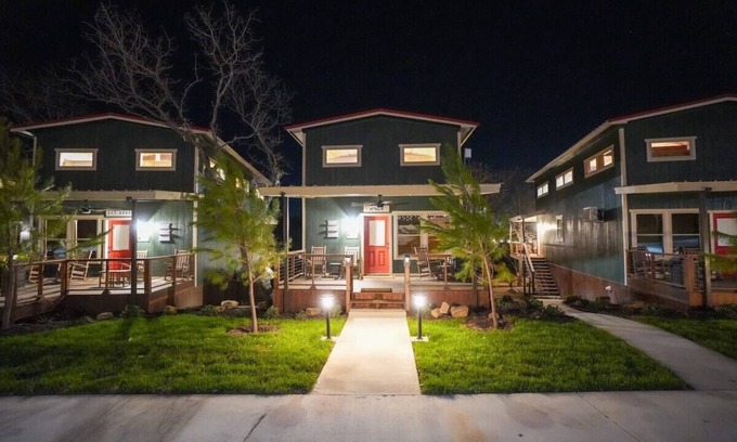 Bridgeport Cabine | Cozy Modern Lux Cabin, Hot Tub, FirePit, Games