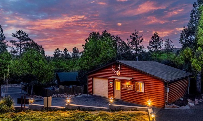 Christopher Creek Chalet De Ski | Cabin #6 Bobcat Bunkhouse - Pet Friendly - King Bed - Sleeps 4