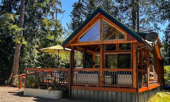 Lakebay Cabine | Tiny Cabin Retreat in Forest– Private Nature Escape! -Near Beaches & Trails