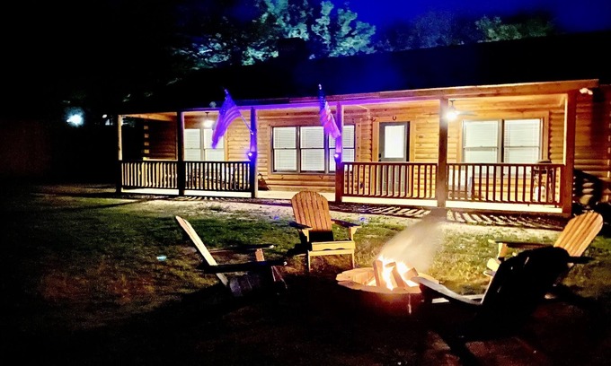 Emory Cabine | Cabin at Chitt's Creek , Welcome to Chitt's Creek!