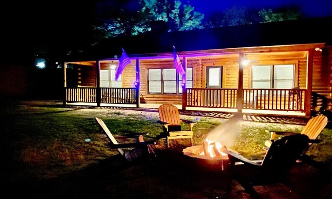 Emory Maison | Cabin at Chitt's Creek