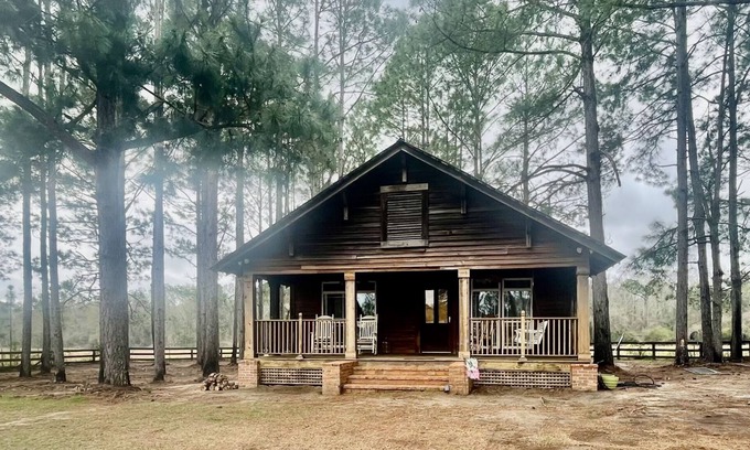 Hartsfield Maison | Cabin at Gin Creek Wedding Venue