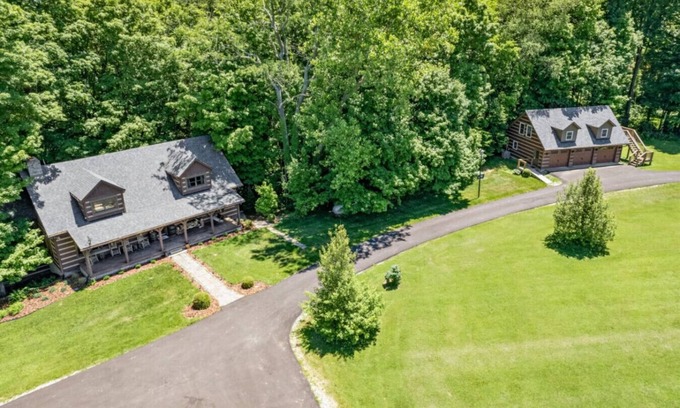 Shelbyville Cabine | Cabin+Bunkhouse Sleeps 25 near Lou/Lex *Like-New!