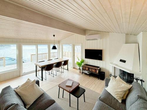 Hole Maison | Cabin By Lake Tyrifjorden With Water Views