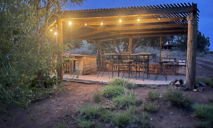 Snowflake Cabine | Cabin by the pond