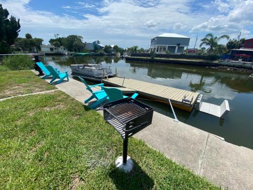 Spring Hill Maison | Cabin by the Sea - Waterfront Direct Gulf Access- Pontoon Boat Rental On Site or Bring Your Boat- Paddlecraft included