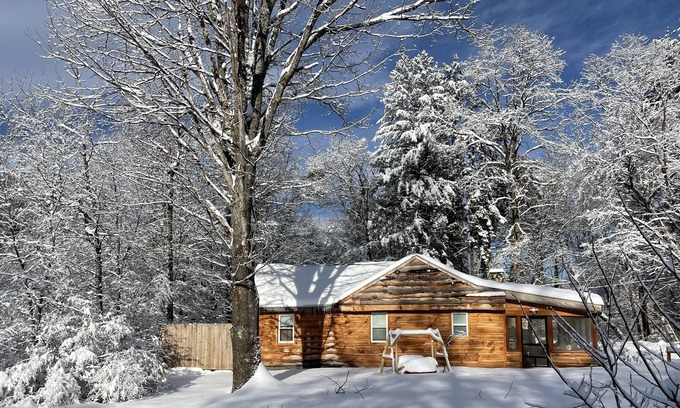 North Conway Maison | Cabin Fever Getaway With Brand New 2022 Nordic Jacuzzi Spa Hot Tub