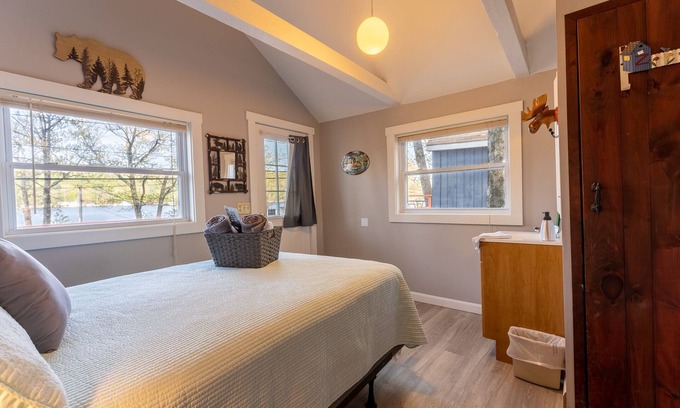 Alton Bay Cabine | Cabin for two with lake views & access Now featuring AC Wi-FI and TV