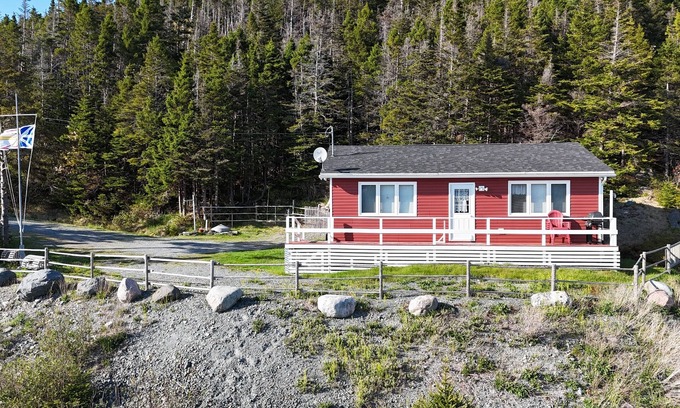 Fermeuse Cabine | Cabin Harbour View + Sitting Area + Fire Pit + BBQ