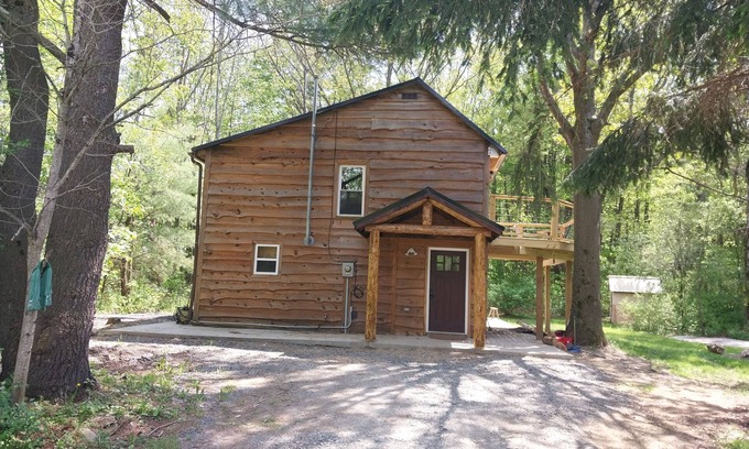 Watkins Glen Cabine | Cabin in the woods. Minutes to Watkins Glen State Park, Racetrack & Wine Trail!
