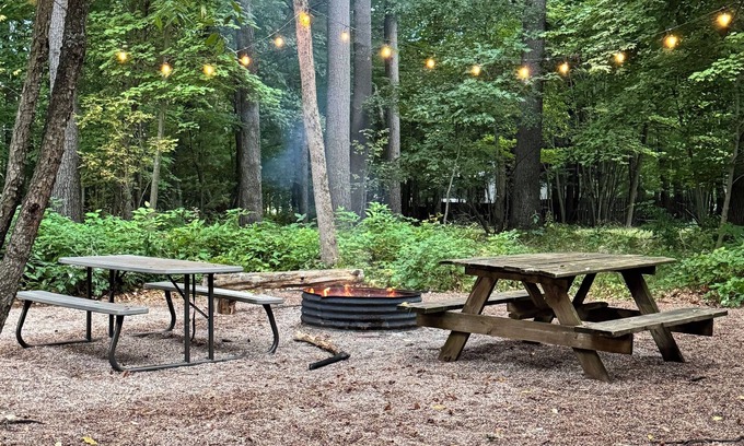 King Cabine | Cabin in the woods with hot tub and lake views. Pets welcome! Close to Nordic.