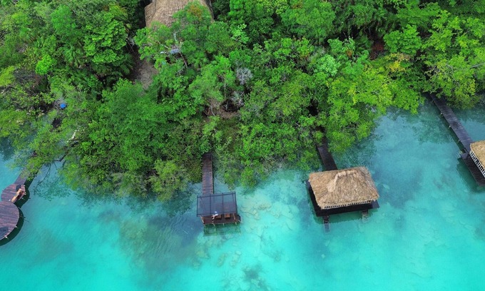 Pedro A. Santos Maison | Cabine située sur la rive de la Laguna de los Siete Colores