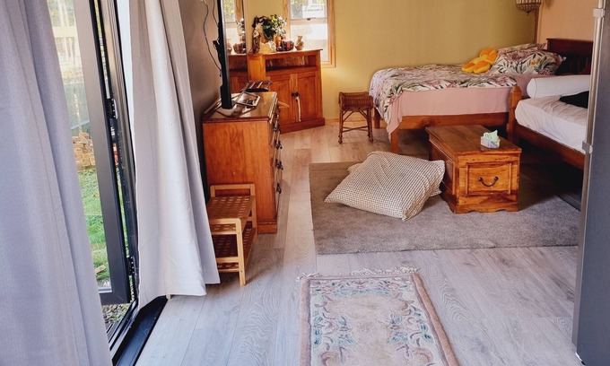 Johnsonville Cabine | Cabin near amenities & public transport in Wellington, wifi & creature comfort.