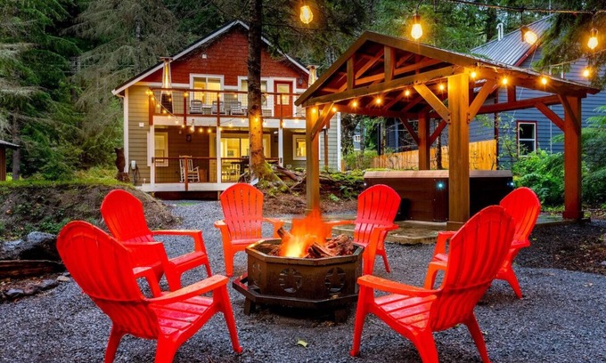 Paradise Estates Cabine | Cabin near Mt Rainier w/Jetted Tub, Hot Tub, EV!