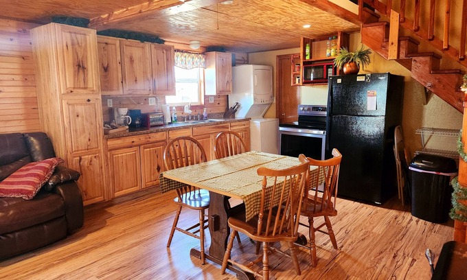 Payne County Cabine | Cabin of Sunset View: cozy 3-bedroom cabin in Perkins with WiFi near OSU