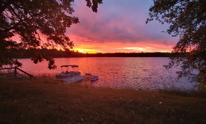 Backus Cabine | Cabin on 2.5 private acre lot with private dock! Family and dog friendly!