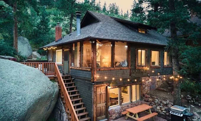 Cascade Cabine | Cabin on Pikes Peak, Hot tub, Walk to Wine + Food