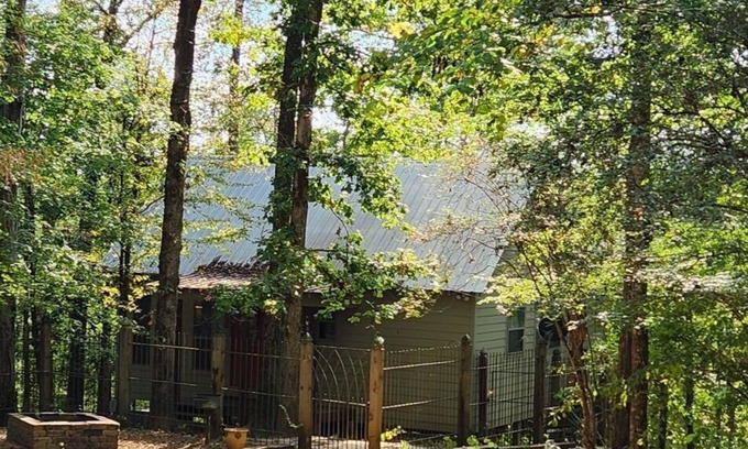 Rose Hill Cabine | Cabin on the banks of the Chunky River, secluded and quiet. Kayaking available.