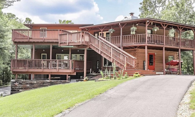 Wetumpka Cabine | Cabin Retreat 10 min to the Casino & Downtown Water Park White Water Rafting!