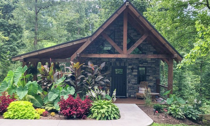 Stone Creek Cabine | Cabin Retreat on quiet back road in Amish Country with hot tub