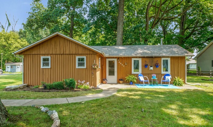 Clarklake Cabine | Cabin, rustic elegance w/ hot tub, lake access