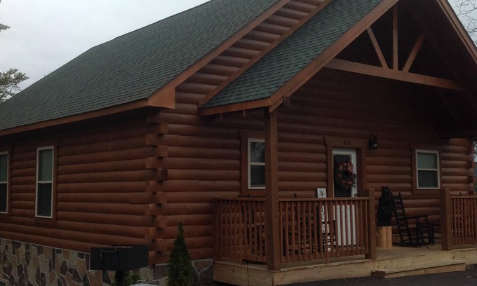 Pigeon Forge Cabine | Cabine 8 personnes avec 2 suites King, théâtre / bain à remous / table de billard, petit chien!